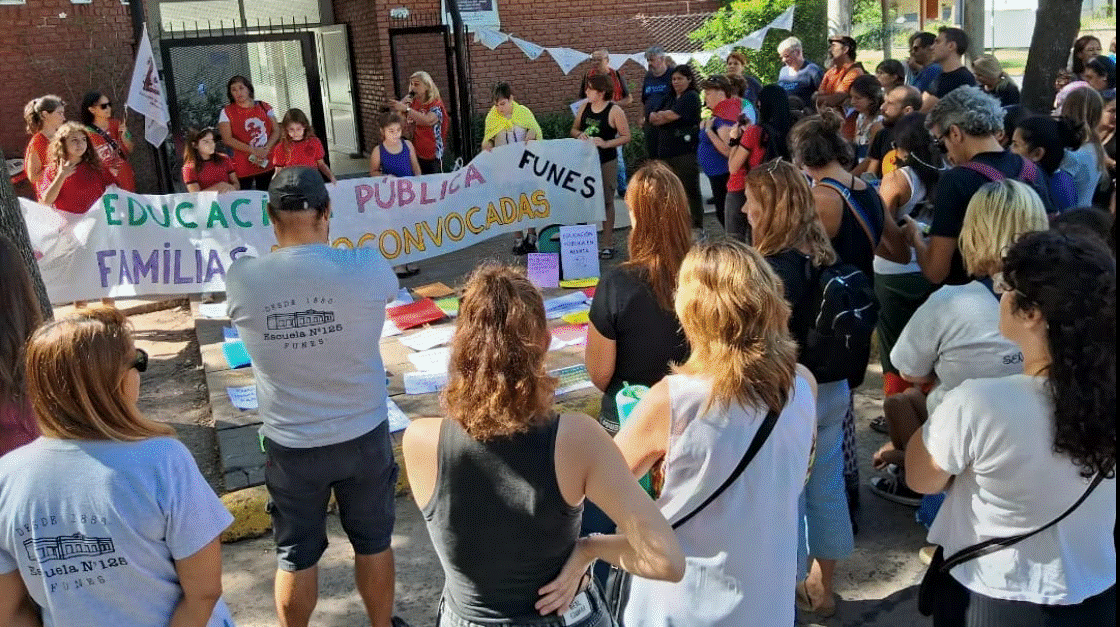 Familias Autoconvocadas por la Educación Pública en Funes realizan una “fiesta de colores”